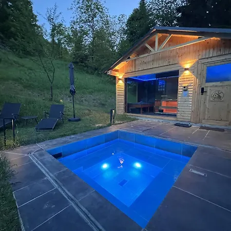 Cosy Getaway In Raw Nature